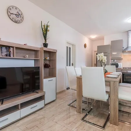 Holiday House Isabel בית נופש