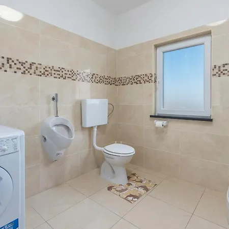 Holiday House Isabel בית נופש Tinjan