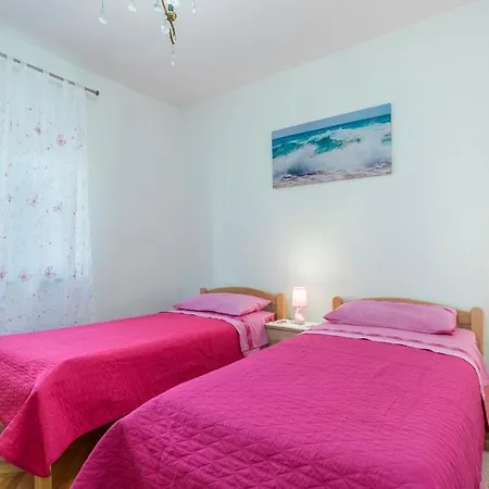 Holiday House Isabel Tinjan