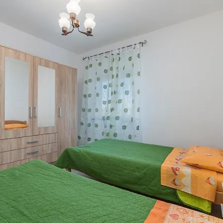 Holiday House Isabel בית נופש Tinjan