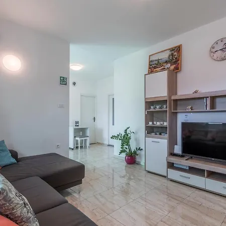 Holiday House Isabel * Tinjan
